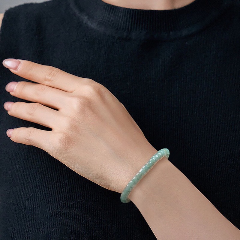 Natürlicher Jadeit der Klasse  – Beading Bewertung und Preis